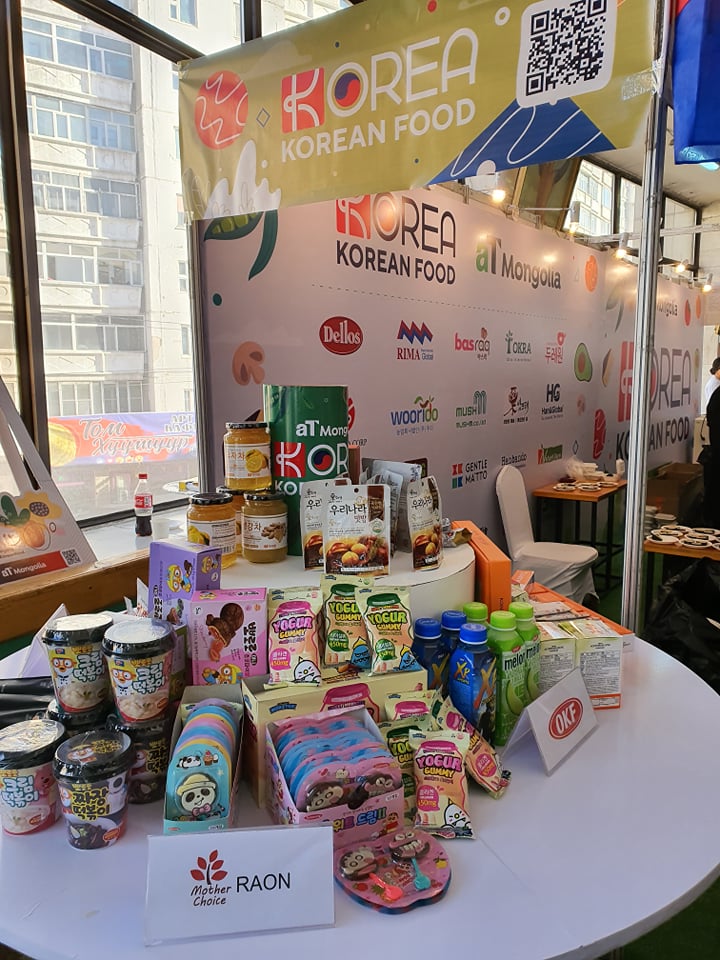 mongolia_mon's tweet photo. “Солонгос, Монголын шилдэг аж ахуйн нэгжийн бүтээгдэхүүний үзэсгэлэн”-г Бөхийн өргөөнд зохион байгуулж байна. Энэ сарын 25-г хүртэл үргэлжлэх уг үзэсгэлэнд Солонгос, Монголын хүнс, ХАА-н чиглэлийн 20 гаруй аж ахуй нэгж бараа бүтээгдэхүүнээ танилцуулж, худалдаалах юм. https://t.co/qw2ait6hOv