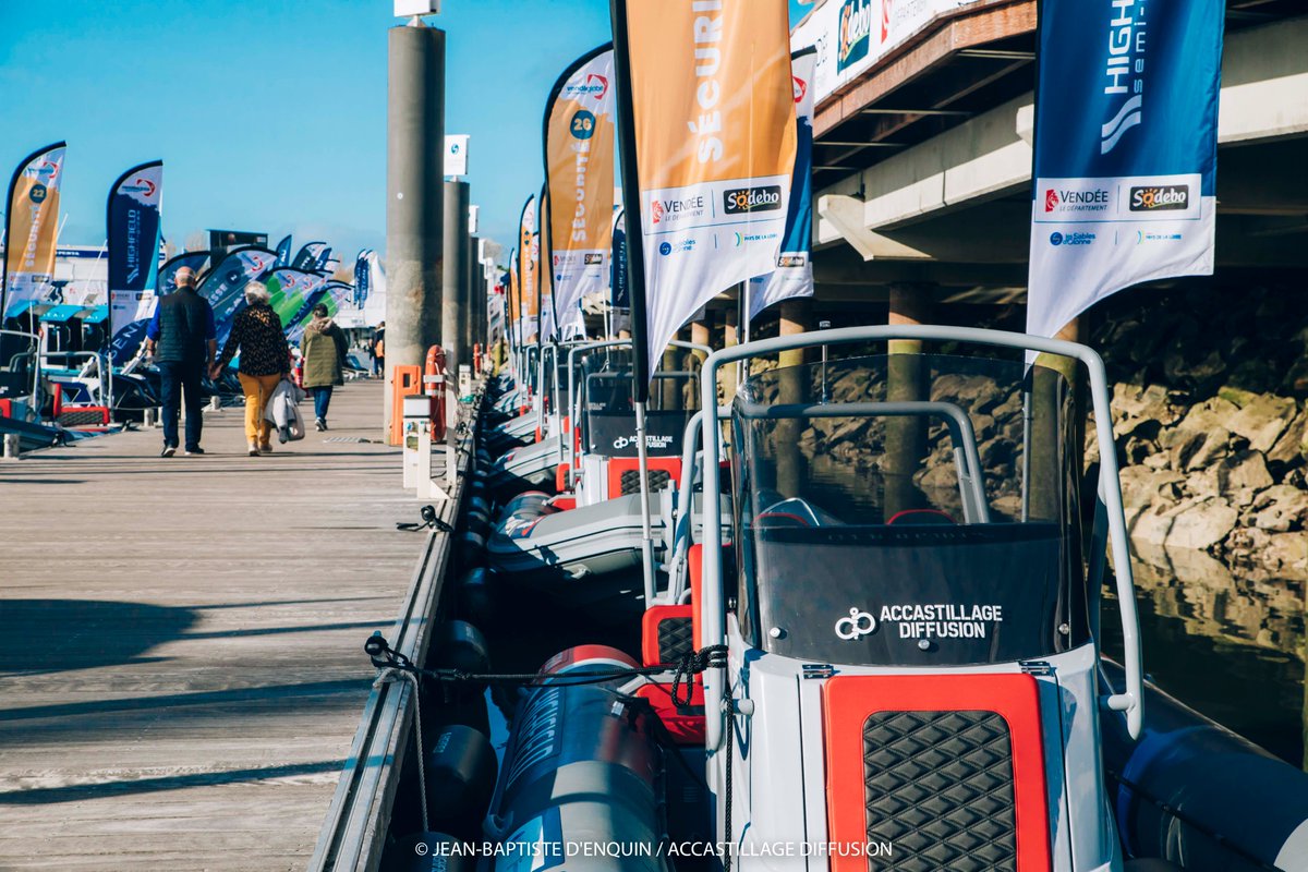 📣 En direct des pontons 📣

#Accastillagediffusion s’affiche sur les 48 semi-rigides #Highfield qui vont assurer la sécurité sur le départ du #VendeeGlobe🤩
🔝🔝L’expertise d’AD est fièrement associée à cette merveilleuse aventure !!!

#mer #océan #bateaux #nautisme