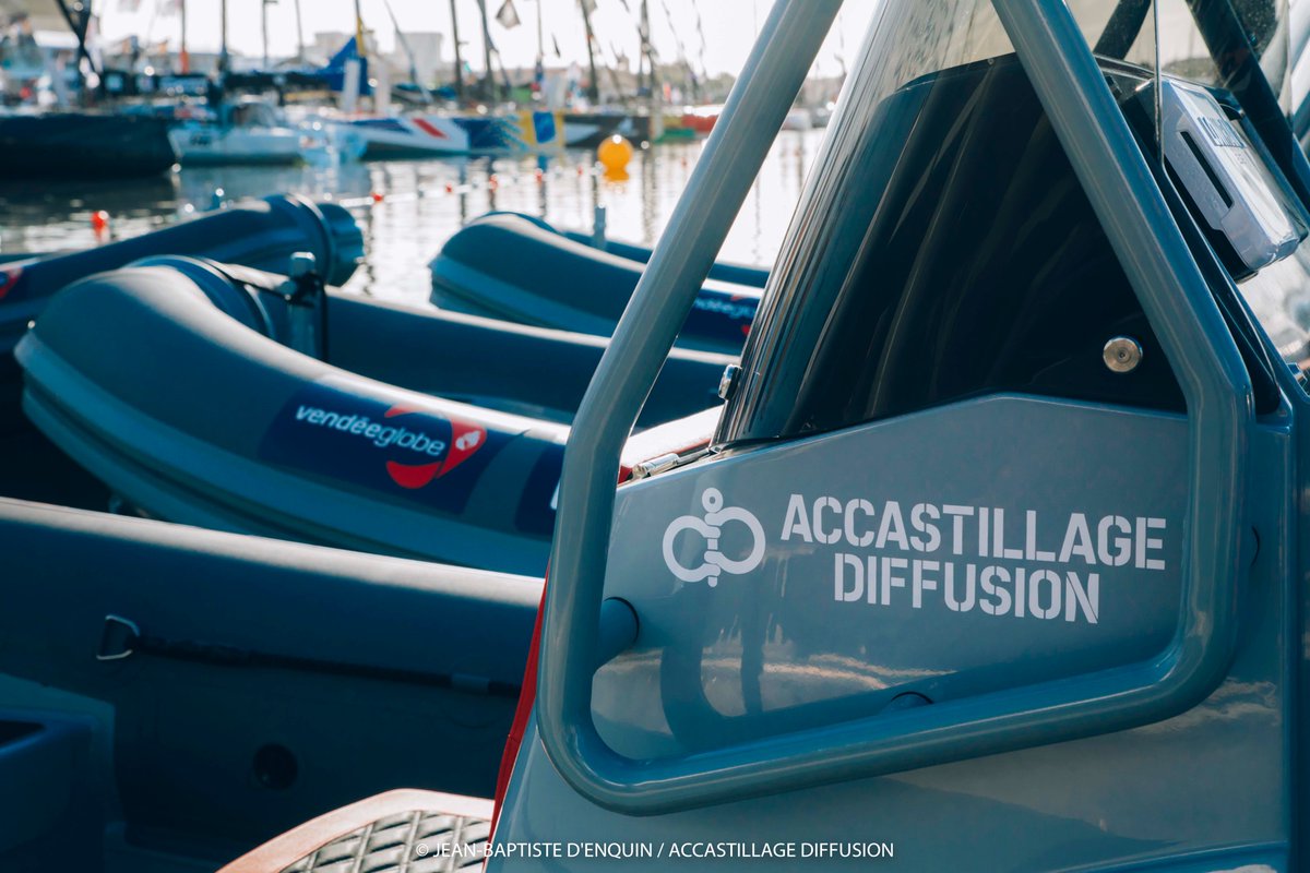 ADnautisme's tweet photo. 📣 En direct des pontons 📣

#Accastillagediffusion s’affiche sur les 48 semi-rigides #Highfield qui vont assurer la sécurité sur le départ du #VendeeGlobe🤩
🔝🔝L’expertise d’AD est fièrement associée à cette merveilleuse aventure !!!

#mer #océan #bateaux #nautisme https://t.co/k6Q6Ra7Mqs