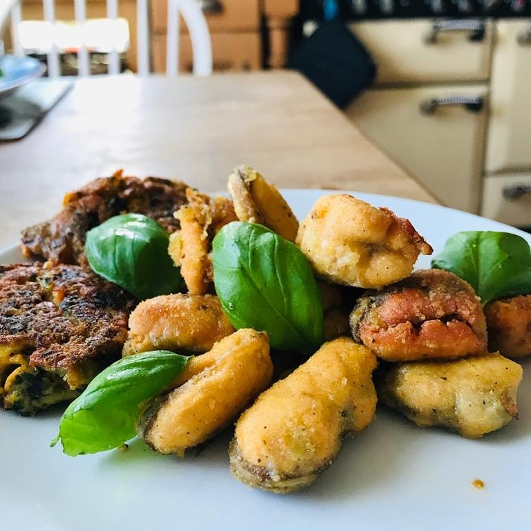 RivieraGeopark's tweet photo. #AroundTheGeopark @OffshoreShell Fish on Friday? #sustainable and delicious, try these #popcornmussels. Steam open, remove meats, toss in seasoned gram flour with flavours of your choice, pan fry until crispy #offshoreshellfish #recipe #eatmoremussels #cookathome https://t.co/usLgq8vfuG
