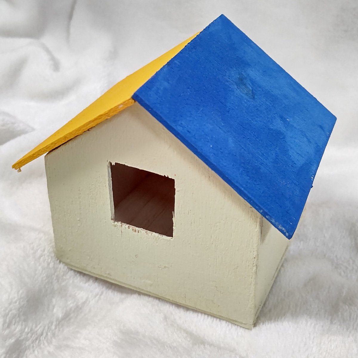 トヨダイズミ Twitterren 小僧が木の家を作りたいというので 簡単にそれらしく と考えた末 2ミリ厚のバルサ材をカッターで切って 一緒にアクリル絵の具塗って 木工ボンドでくっつけた かわいい 屋根は外せるし 扉はマステを蝶番代わりに内側に開閉可能