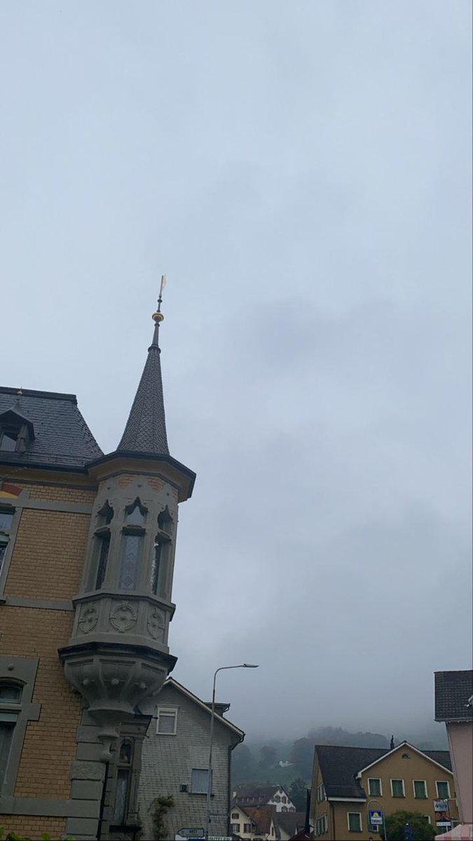 JULLinderStadt's tweet photo. Arzije, 9445: Ich werde nervös. Schaue auf die Uhr. Seufze. Die Kundin vor mir möchte die ganze Dorfbäckerei leer kaufen und die Verkäuferin kann fast nicht mithalten. Ich bin genervt und merke plötzlich wie ich nach 6 Jahren nun zum Stadtdmensch mutiert bin. #jullneverwritealone https://t.co/ebdrtnxpfc