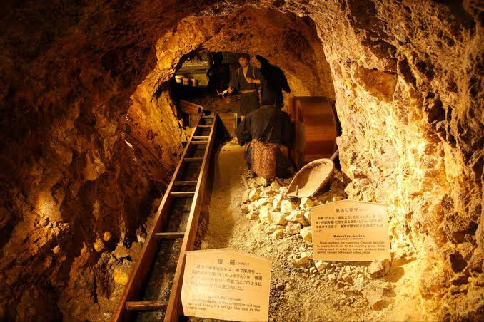 золото в шахте. золотоносная шахта. шахта голд минер. золотая шахта. золотой рудник.