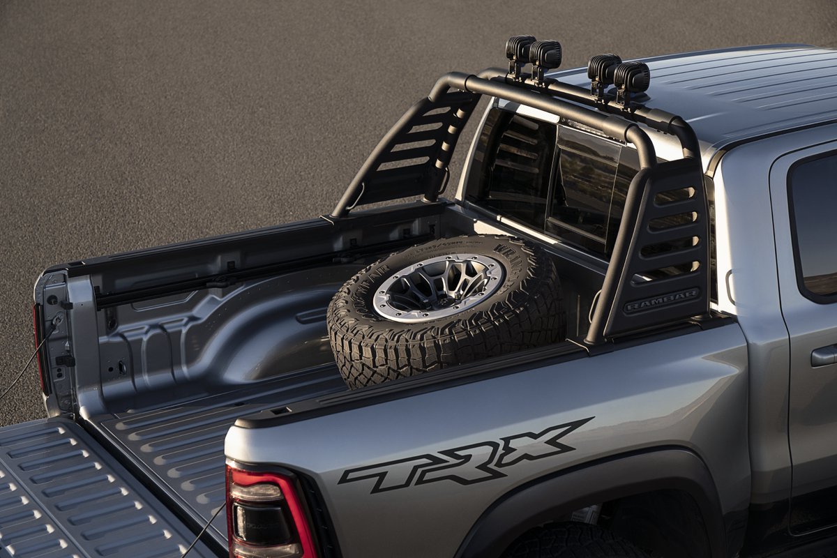 StellantisNAEsp's tweet photo. El sistema #RamBar de @OfficialMopar ofrece a la @RamTrucks 1500 TRX un robusto diseño deportivo mientras incrementa su versatilidad. Esta barra, instalable en la batea, cuenta con soportes con amarres que facilitan el almacenamiento y la carga. #RamTRX. https://t.co/e4waeD9oAX https://t.co/Ua0GdCOb7f