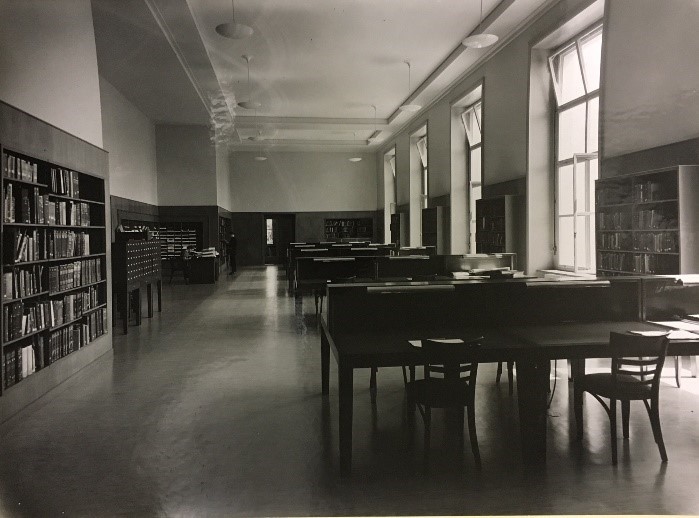 UNOGLibrary's tweet photo. The reading room of the Archives, yesterday and today.

Today, it is open to researchers by appointment. Contact us for more information!

💻https://t.co/EMQthQafOW

#UNOGLibrary100, a century of serving multilateral cooperation.

#UNDay
#multilateralism100 https://t.co/7WcsepNefM