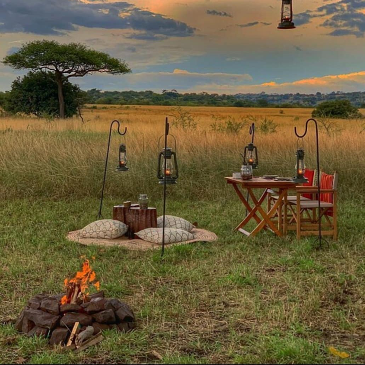 RiverstoneSafa1's tweet photo. The perfect way to end your memorable game drive at Serengeti is admiring the sunset with a Dinner setup.

#luxurysafari #thegoodlife #luxurycamp #safariinstyle #luxurycamp #nature #perfecthoneymoon #honeymoon  #wildluxury #naturelovers #riverstonesafaris https://t.co/NQi1XTk71U