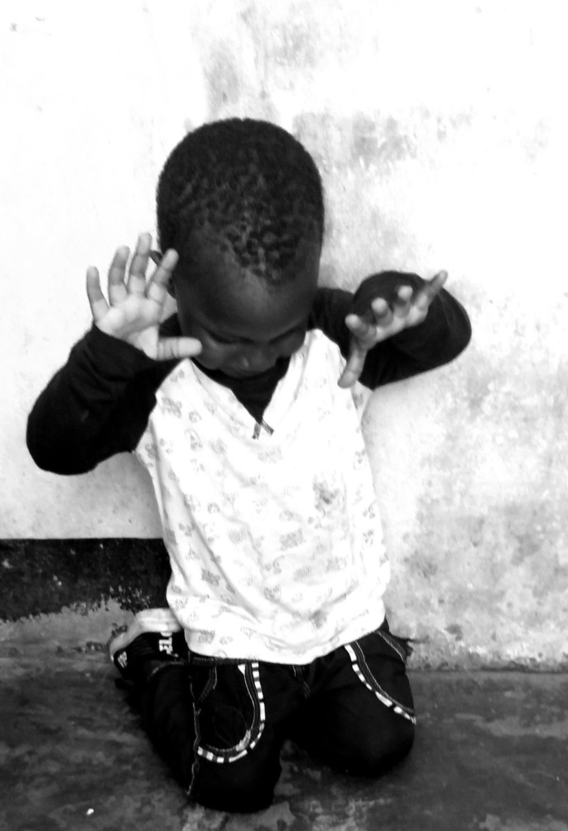 Ahmad_Kechki's tweet photo. Ne nous tuer pas, nous rêvons juste d’un avenir meilleur en Guinée 🇬🇳
#netirepas
#haltealabrutalitepoliciere
#kibaro #EndPoliceBrutality #Guineevote
@le_brouteur @bbcafrique https://t.co/ZQuUsg5ePp