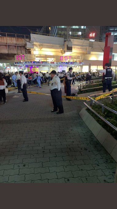 誰か一緒にいた人おる？ 大阪梅田の所で飛び降りあったけど https://t.co/WZwERRFQVk