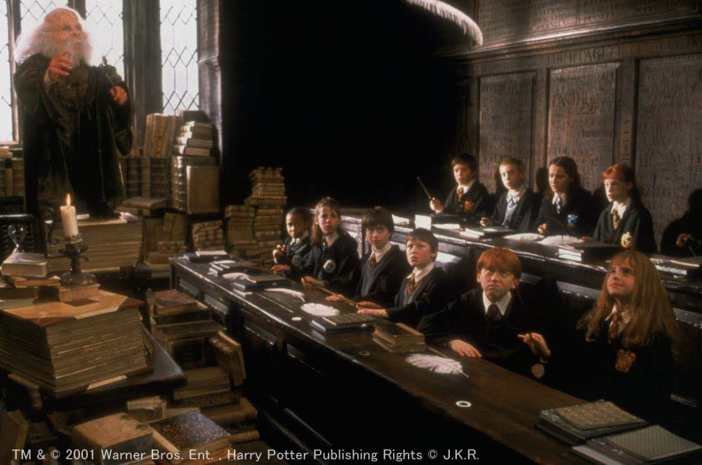 アンク 金曜ロードショー公式 生徒たちに浮遊の呪文を教え羽根を飛ばす練習をさせる役は ウォーウィック デイビス さん スター ウォーズep6 ではイウォーク族の一人を演じています ウィンガーディアム レヴィオーサ 金曜ロードshow ハリー