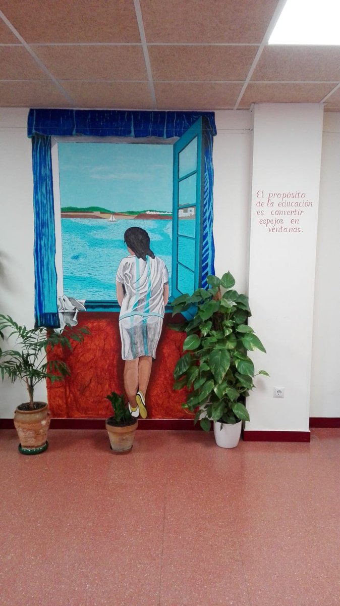 Entramos a nuestro instituto y en las paredes de la entrada, un mensaje: "El propósito de la educación es convertir espejos en ventanas".