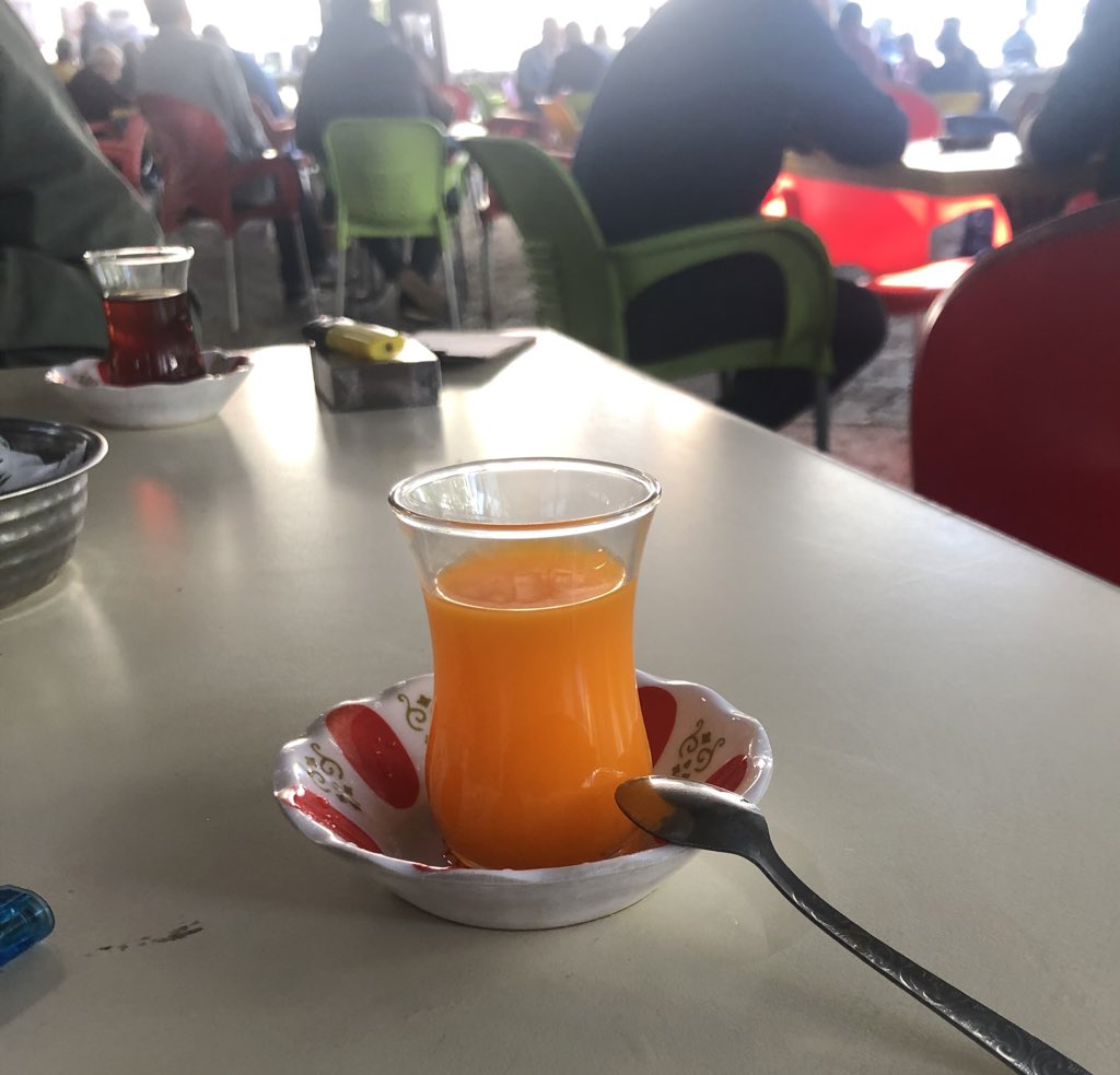 Son yıllarda yaşadığım taşra hayatı beni koca bir dayıya dönüştürdü.  Kahvehane köşelerinde bıyıklarım sararacak....