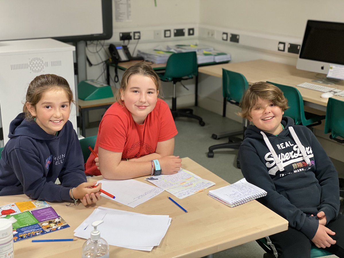 djmarcgriffiths's tweet photo. Hyfryd fod nôl yn @ysgolydderwen heddi #Gweithdy #Digidol #Recordio #Cyflwyno #Radio @Stiwdiobox https://t.co/fL3ReGI1wa