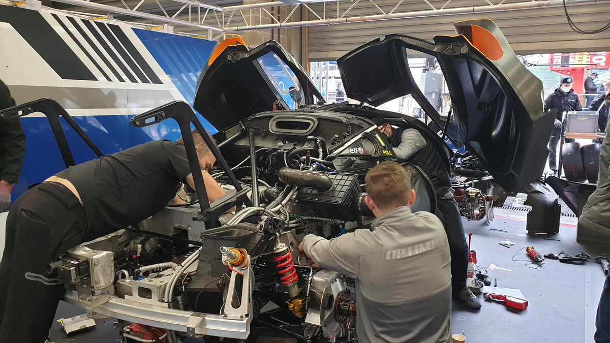 Work in progress as the McLaren is stripped down and rebuilt today at Spa.
#Spa24h #GTWorldChEu #McLaren https://t.co/NRhB8pl3rf