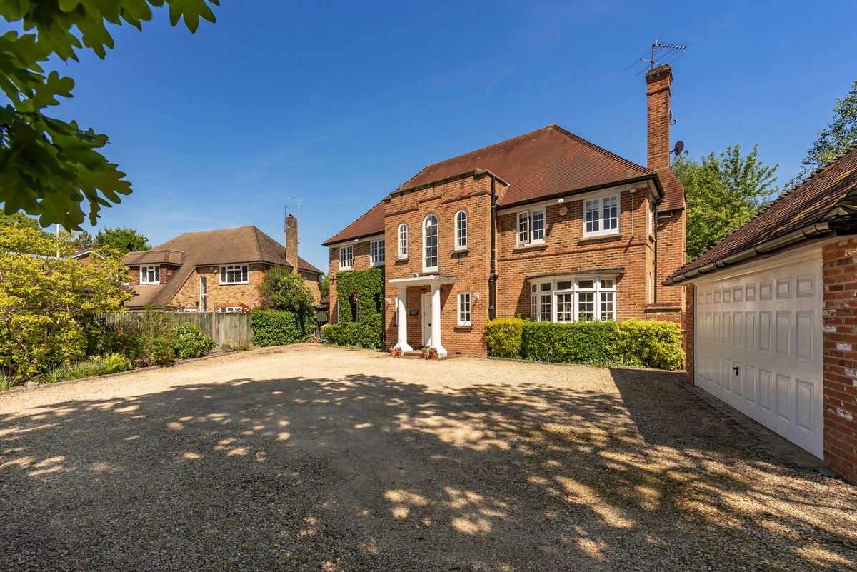 Hamptons_GX's tweet photo. 🏡 #Let by #Hamptons this lovely open plan six bedroom executive family home, located on the popular Dukes Wood Estate and set behind gates.📍 #GerrardsCross 💷 £4,950pcm.  #gerrardscross #lettings #property https://t.co/Nd9igCEdva