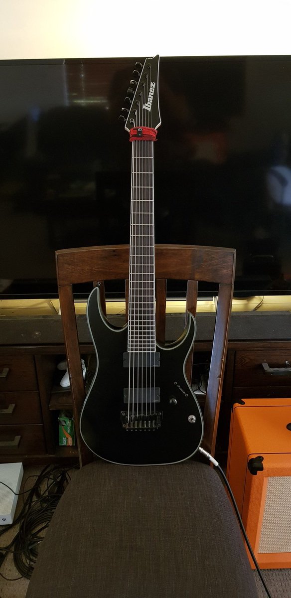 AlexAnnihilator's tweet photo. Put new thicc boii stings on the beast today 🎸💥 https://t.co/sSgMNp76Dx