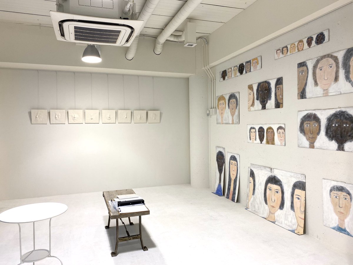 Midori27586754's tweet photo. 本日、作品設置が完了しました。
明日からの展示、どうぞ宜しくお願いします。
明日、在廊しますので来世似顔絵描きます。
ちょっとしたグッズ販売もあります。(^^)
#studiodiffusemakeplus
#四ツ橋駅
#心斎橋駅 https://t.co/Cttu3F9MvO