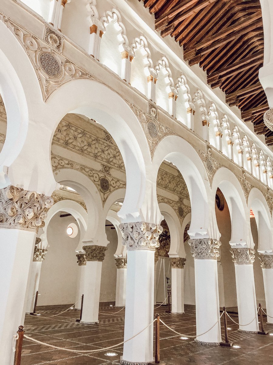 Den ihr Inneres sieht aus wie eine Moschee. Denn wenn ihr genau hinschaut ist die Innenarchitektur und Dekoration in einem typisch Maurisch-Stil. Heute ist sie eine Katholische Kirche. Drei Kulturen unter einem Dach. So etwas gibt es nur in Toledo.