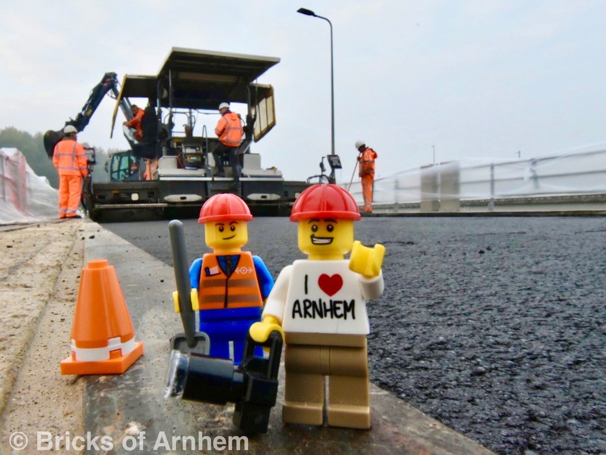 gebrvkessel's tweet photo. Tijdens onze werkzaamheden aan de Doorlaatbrug in Arnhem ontvingen wij onlangs een hele bijzondere fotograaf; de Lego® fotograaf. #VerrassendVeelzijdig - Deze fotograaf brengt de mooiste plekken van Arnhem in beeld. Om jou een glimlach bezorgen! @gemeentearnhem @bricksofarnhem https://t.co/3dKdexiaRI
