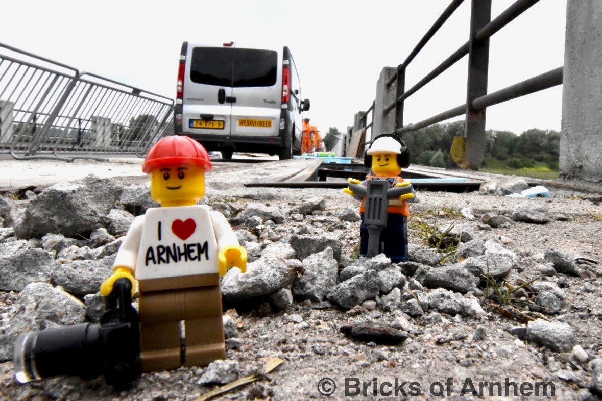gebrvkessel's tweet photo. Tijdens onze werkzaamheden aan de Doorlaatbrug in Arnhem ontvingen wij onlangs een hele bijzondere fotograaf; de Lego® fotograaf. #VerrassendVeelzijdig - Deze fotograaf brengt de mooiste plekken van Arnhem in beeld. Om jou een glimlach bezorgen! @gemeentearnhem @bricksofarnhem https://t.co/3dKdexiaRI