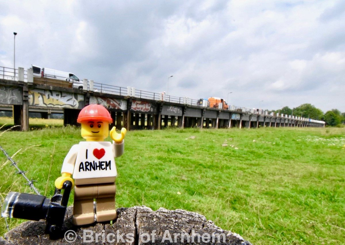 gebrvkessel's tweet photo. Tijdens onze werkzaamheden aan de Doorlaatbrug in Arnhem ontvingen wij onlangs een hele bijzondere fotograaf; de Lego® fotograaf. #VerrassendVeelzijdig - Deze fotograaf brengt de mooiste plekken van Arnhem in beeld. Om jou een glimlach bezorgen! @gemeentearnhem @bricksofarnhem https://t.co/3dKdexiaRI