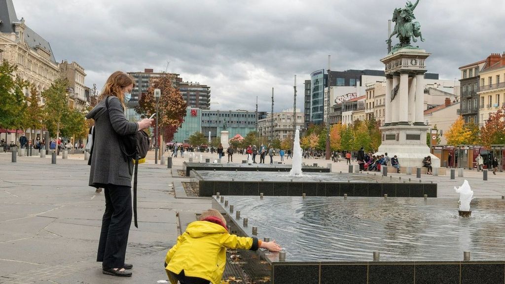 Zehub's tweet image. Températures plus fraîches, appartements et maisons moins aérés : pourquoi la #météo #automnale #explique en partie la #hausse des cas de #Covid-19 

francetvinfo.fr/sante/maladie/…