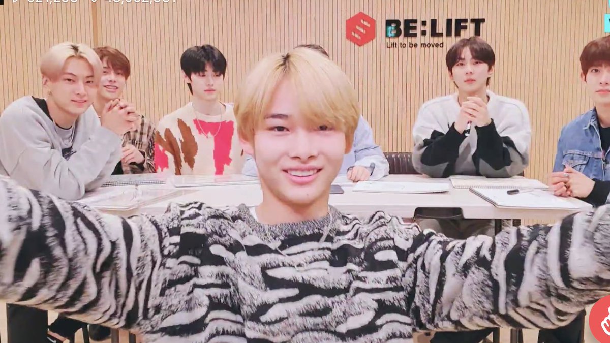 daebakjungwon's tweet photo. NI-KI HUGS ( ���◡＾)っ ♡ https://t.co/wo9RekCJZc