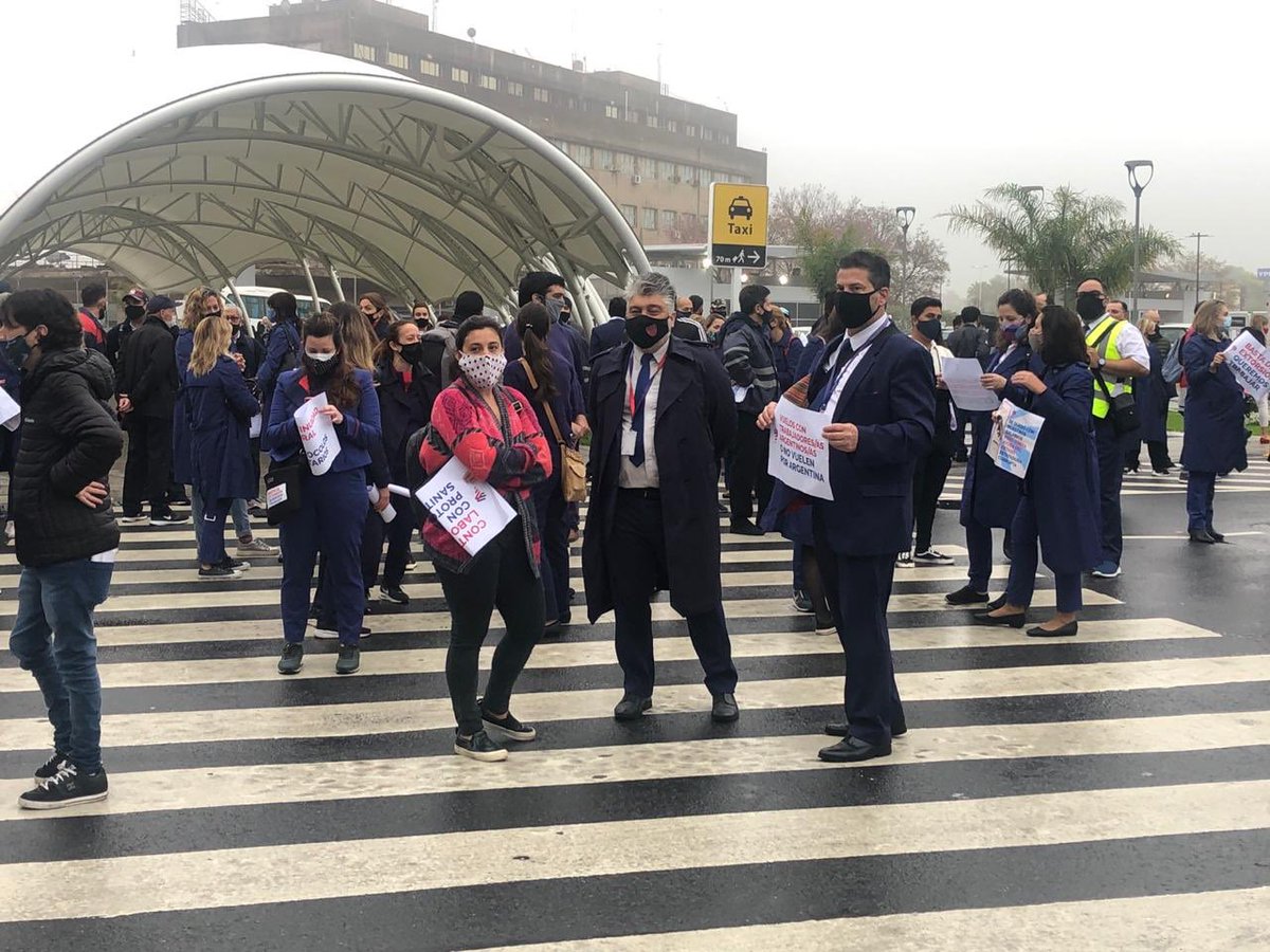 tripu_la's tweet photo. LOS TRABAJADORES DE @LATAM_ARG QUEMOS SEGUIR TRABAJANDO
#NoALaExtorsionLATAM 
@APAERONAUTICOS 
@RedAviacion
@altocandombe
@PedroBriegerOk  
@prensac5n @lajeantonio @todonoticias @C5N @telefe @canal9oficial @mariomeoni @LATAM_ARG @LATAMAirlines https://t.co/ceE4JrIhwa