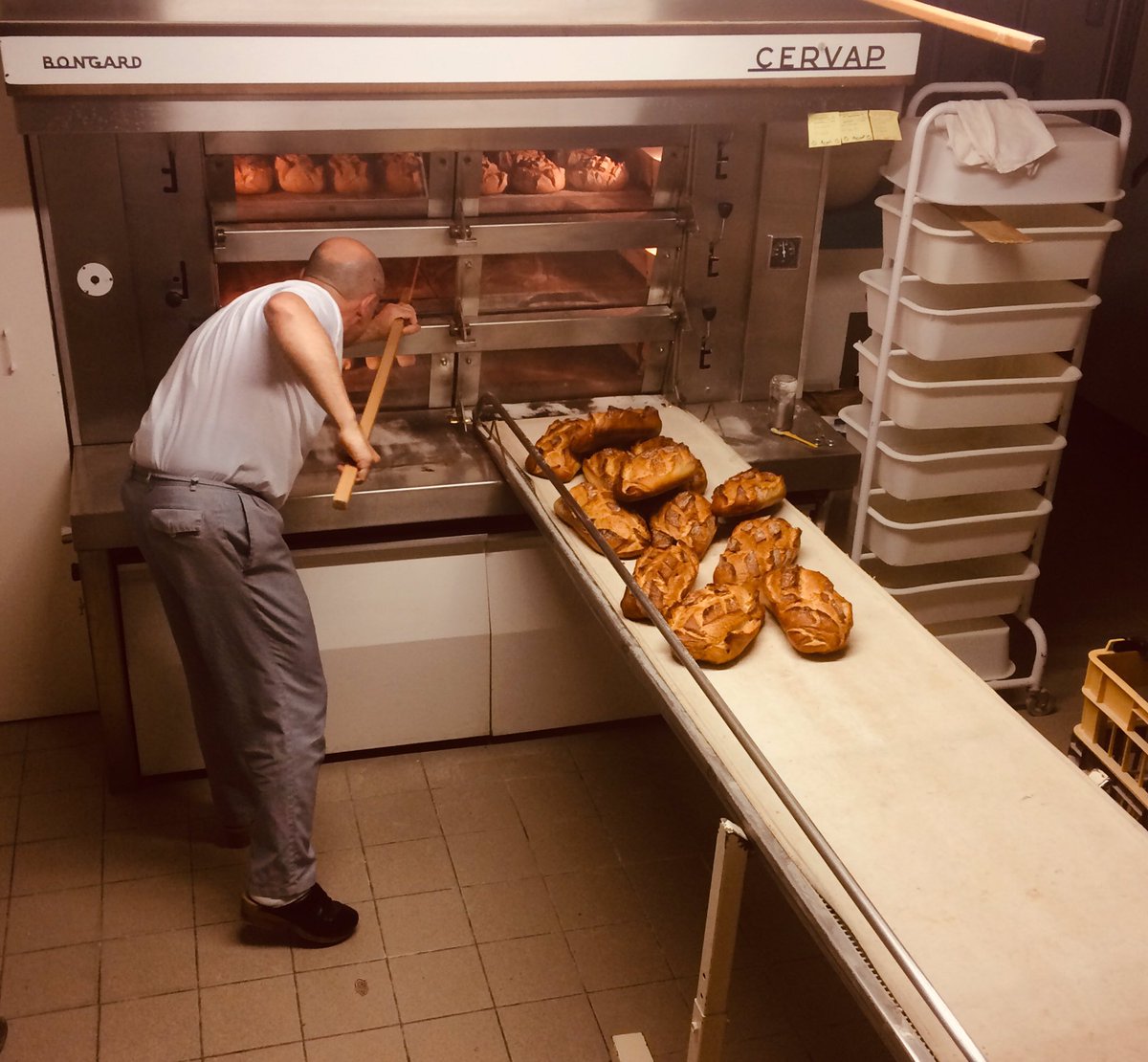 Nouvelle prod Kartagen dans le magazine 13h15, demain sur France 2. Rencontre avec un maitre du pain qui a ouvert sa boulangerie, sans aucun diplôme, il y a 18 ans dans le petit village de Laguiole. #france2 #boulanger #artisan #pain #laguiole #tradition #tropbon https://t.co/D7GiUHhsfr