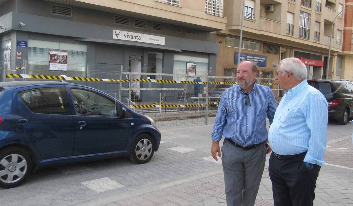MelillaConBici's tweet photo. @MedioAmbienteML @P_Vizcaino @Bussi_za @EdeCastro #PMUSML Necesitamos dejar de diseñar las calles desde el parabrisas, ¡y menos cuando son plataforma única! @GuelayaMelilla @gea21sl https://t.co/efqbq1iHmg