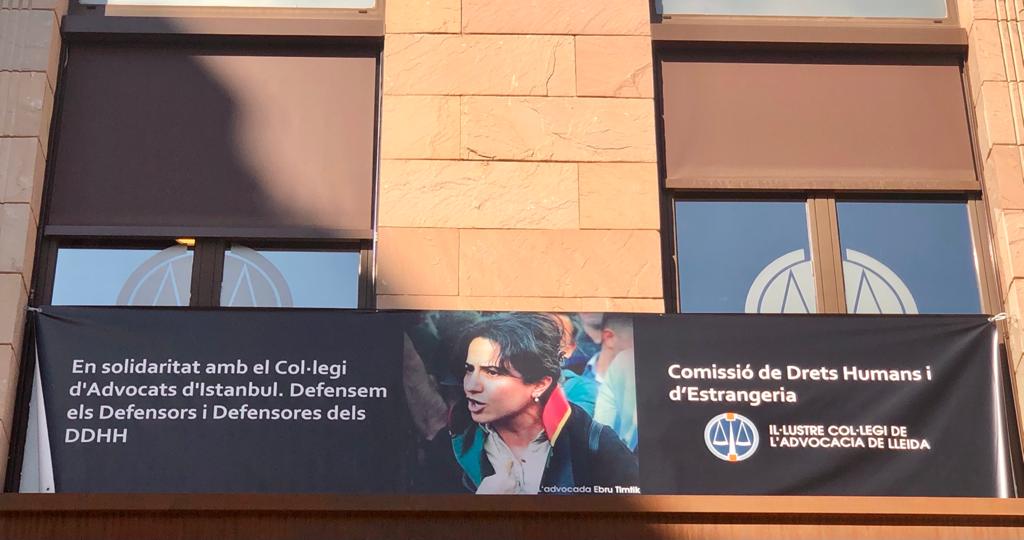 La solidaritat no té fronteres! Felicitem la iniciativa de la comissió DDHH del col.legi <a href="/AdvocaciaLleida/">Advocacia de Lleida</a> que avui penja la pancarta en record de l'advocada kurda morta en vaga de fam a Turquia, acció que va fer el Col·legi d'Advocats d'Istambul per la qual ha estat repressaliat
