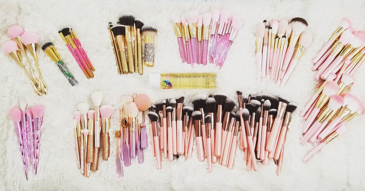 MikeyRSinglemom's tweet photo. @Msgisselle1 How on earth could anyone who deals with makeup be so nonchalant and careless esp working with others? I'd hope it was an accident or disaster happened, but wouldn't allow that near me. I'm not a professional mua and am VERY particular about my own products! Deep clean please. https://t.co/aXnEnJiyZs