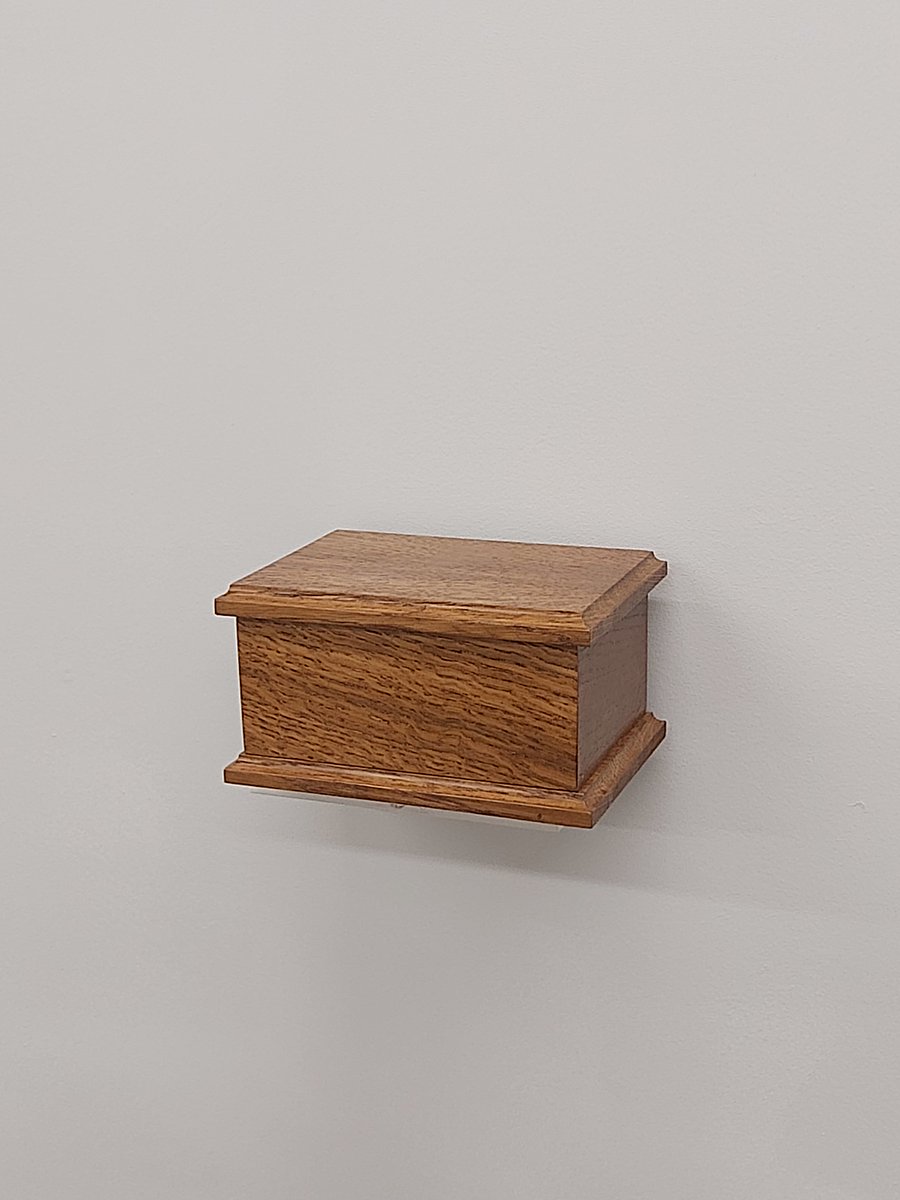 Ashes_Boxes's tweet photo. Stunning, British Made, Solid Oak Ashes Box, Get In Touch For Trade Prices #ashesbox #urn #urns #funeraldirectors #bereavement #urnsforashes #cremation #cremationkeepsake #crematorium #pets #Britishmade #oak #craft https://t.co/Uf6321Y9DK