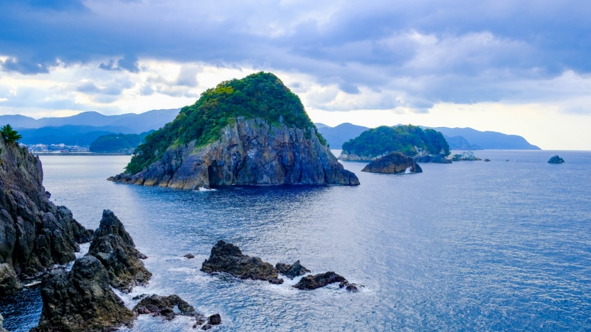 IppenOutdoor's tweet photo. 大自然を満喫『大引の鼻展望台』

海抜50mの断崖絶壁。遮るもののない270度の海。
「日本の夕日百選」と「山陰海岸ジオパーク」に認定された贅沢スポットです！😍

大昔、日本列島がアジア大陸の一部だった頃の面影が残る場所。
IPPENから車で10分🚗

#兵庫県 #但馬 #アウトドア #女子旅 https://t.co/13zs1JBuW7