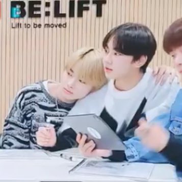 lovjungwon's tweet image. aaaaa the way ni-ki hanged his hand around jungwon then rested his head on his shoulder🥺💓