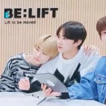 lovjungwon's tweet image. aaaaa the way ni-ki hanged his hand around jungwon then rested his head on his shoulder🥺💓