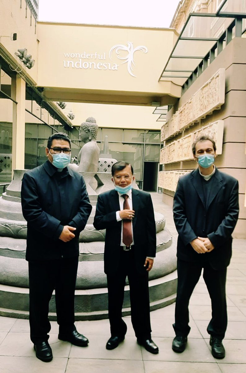 marco_svd's tweet photo. Thanks Pak JK utk kunjungan ke Museum Vatikan pg ini, terutama Taman Borobudur &amp; Kapel Sixtin. Syukur bisa menemani &amp; menjelaskan byk hal yg menarik menurut Pak JK. Sgt terasa suasana persahabatan &amp; persaudaraan sekalipun baru bertemu. Itulah kita anak2 sebangsa dan setanah air. https://t.co/ItqrXonHaz