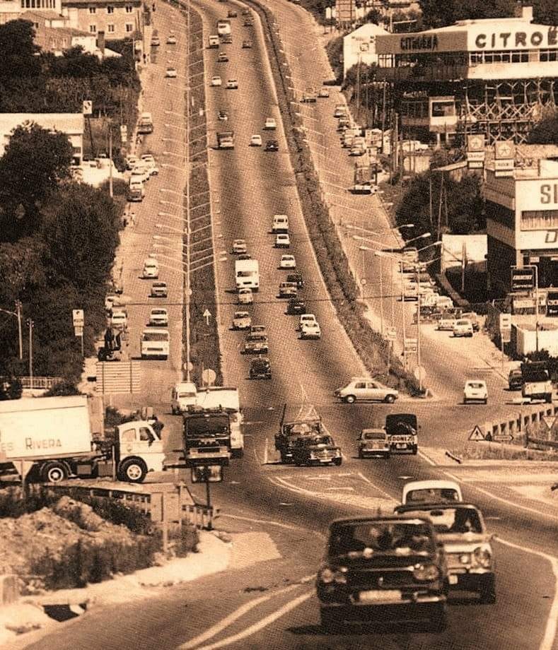 CoperviSeat's tweet photo. Óscar Seijo, cliente de #Copervi, nos ha enviado esta imagen de la #AvenidadeMadrid de #Vigo de hace tantos años que no había ni semáforos!! ¿Sabrías decirnos de qué año es? https://t.co/g4laUhzkav