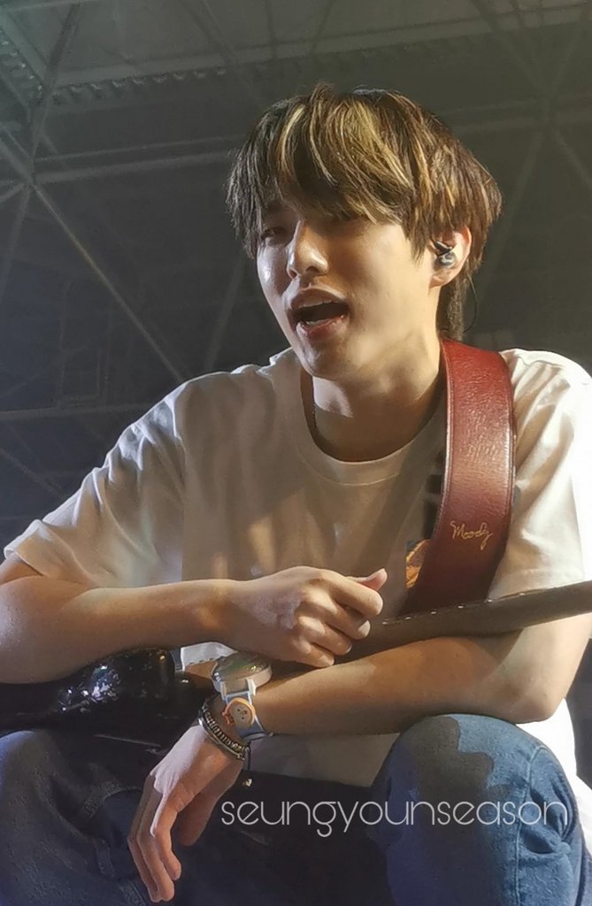 when he watches and listens to mydays singing  #JAE  #제이  #DAY6