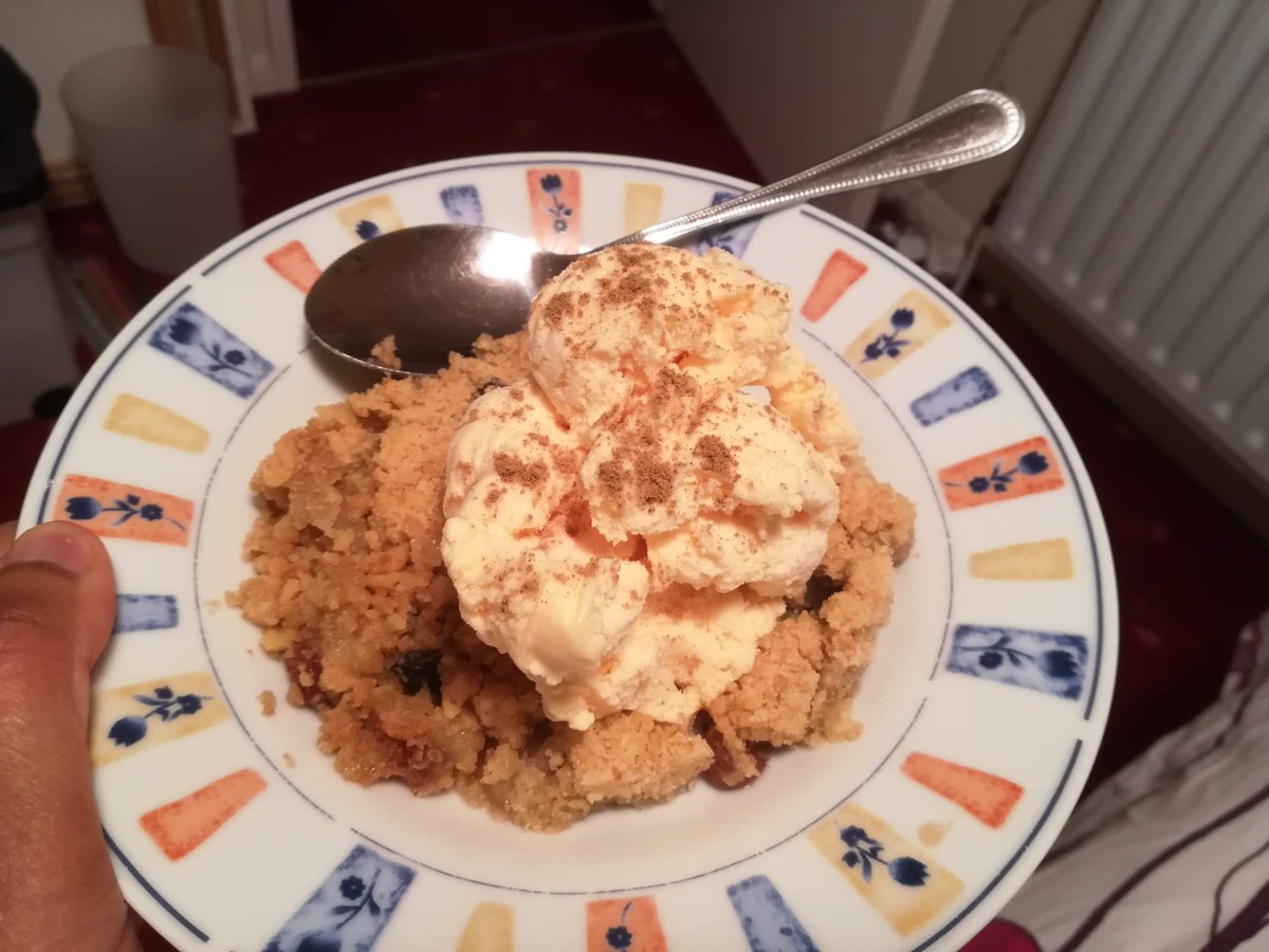 mahliaamatina's tweet photo. Autumn for me: books, apple crumbles and duvets. #KeepingCozy 😊 https://t.co/J1QTSjv4EA