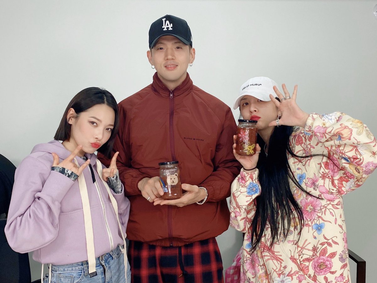 KARD_Official's tweet photo. [#KARD] #VLIVE
소민이가 멤버들에게🎁

#BM #SOMIN #JIWOO
#카드 #비엠 #전소민 #전지우
#소민식당 https://t.co/HyRaxNSKB8