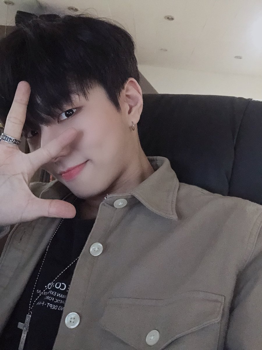 7OC_official's tweet image. [#7OC_Vlive] 연습실 라이브👏👏

▶ vlive.tv/video/219558

#세븐어클락 #SevenOClock #HIGHWAY #HeyThere
#태영 #브이라이브
