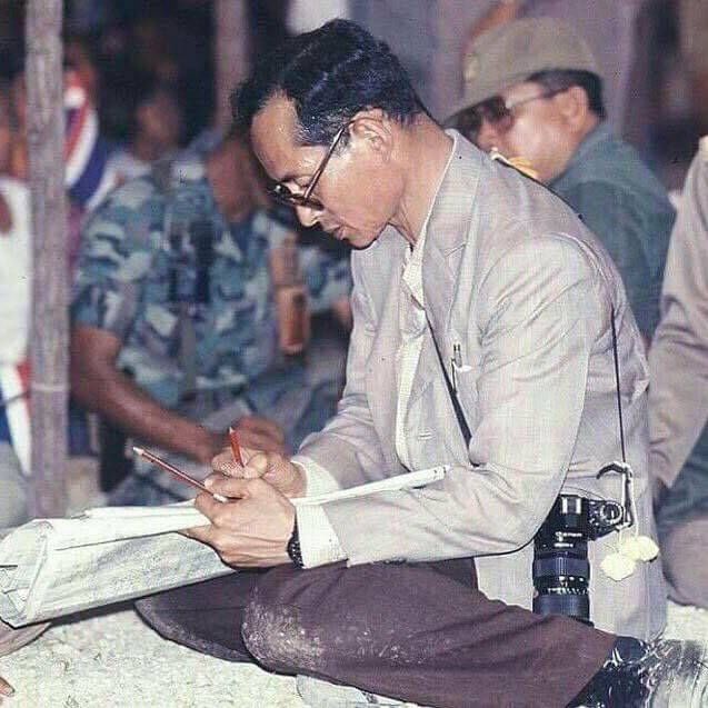 thatr's tweet image. เขาบอกพระราชา
นั่งอยู่บนบังลังก์
ใส่เสื้อคลุมหนัง
บนยอดปราสาทเสียดฟ้า
แต่ว่าราชาของฉัน
ทรงเดินอยู่บนผืนหญ้า
เก้าอี้ของพระราชา... คือพื้นดิน 🇹🇭
#ราษฎรไทยใต้ร่มพระบารมี
#LongLiveTheKing #SaveTheKing
#อนุชนรักชาติศาสน์กษัตริย์ #ราษฎรไทยใต้ร่มพระบารมี
#เรารักสถาบันพระมหากษัตริย์