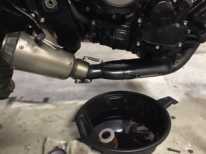 オイルフィルターの辺りからオイルがジョボジョボに漏れてたので急遽修理! 