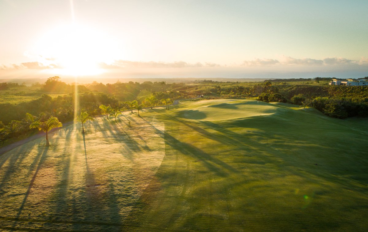 Friday... Nothing more pleasurable than opening your eyes and contemplate this beautiful scenery that Avalon's Hole no. 3  has to offer. 

Describe in 1 word your thoughts about this photo 😉