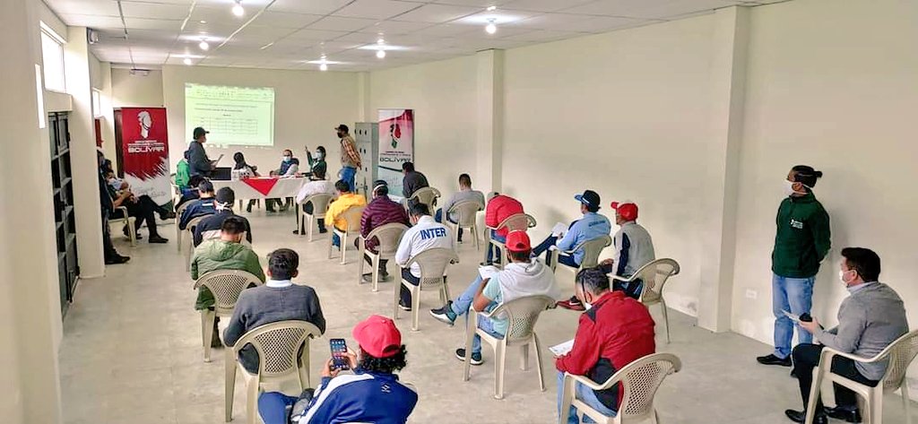 Pref_deBolivar's tweet photo. El miércoles 21 de oct. del 2020, se llevó a cabo el #congresillo del 1er #CampeonatodeFútbol #CopaArcángelSanMiguel, con la participación del Sr. Prefecto de Bolívar Dr. @ColomaVinicio, Representantes de cada equipo participante, Comisión Técnica y de Seguridad del Torneo. https://t.co/g4TokHvtpc
