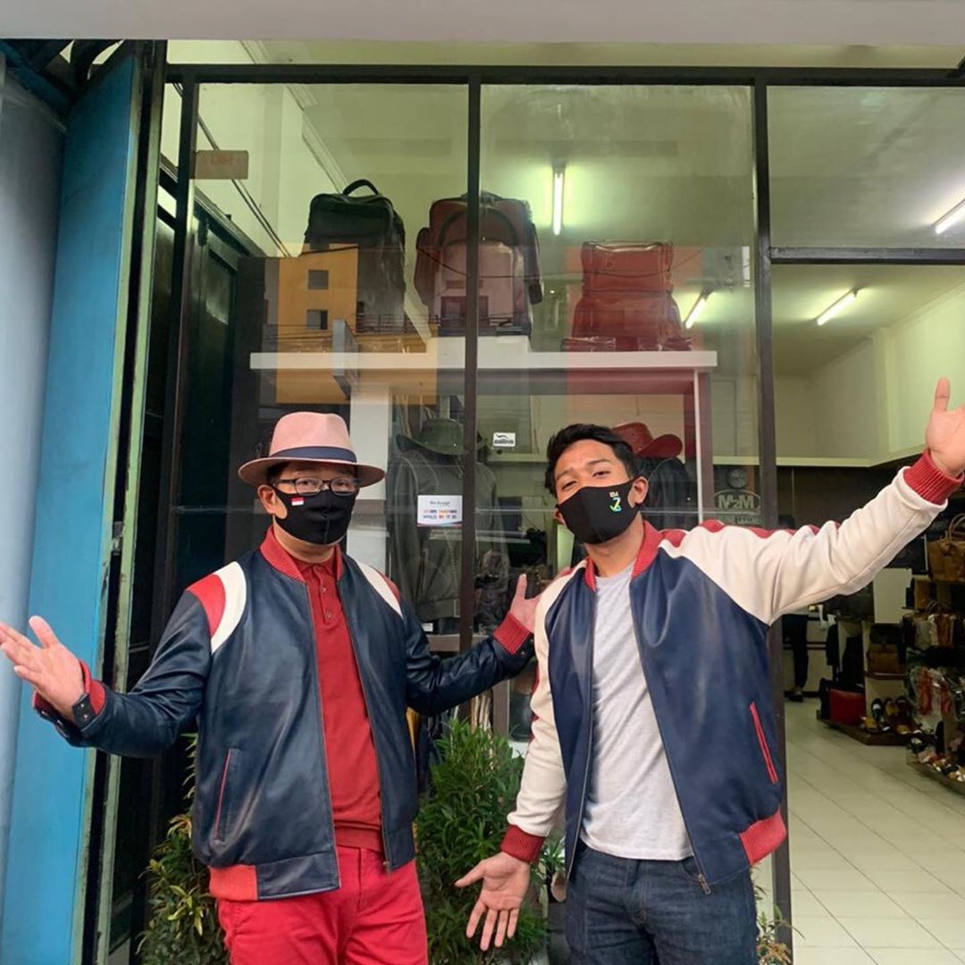 Menabungnya nanti aja dulu, niat perbanyak belanja sambil menolong, tapi bukan untuk hidup boros atau berlebihan. Utamakan belanja di UKM dan warung kecil.

Mari semangat jadi pahlawan dengan rajin belanja.

Ibu-ibu siaap?? #JabarJuaraLahirBatin