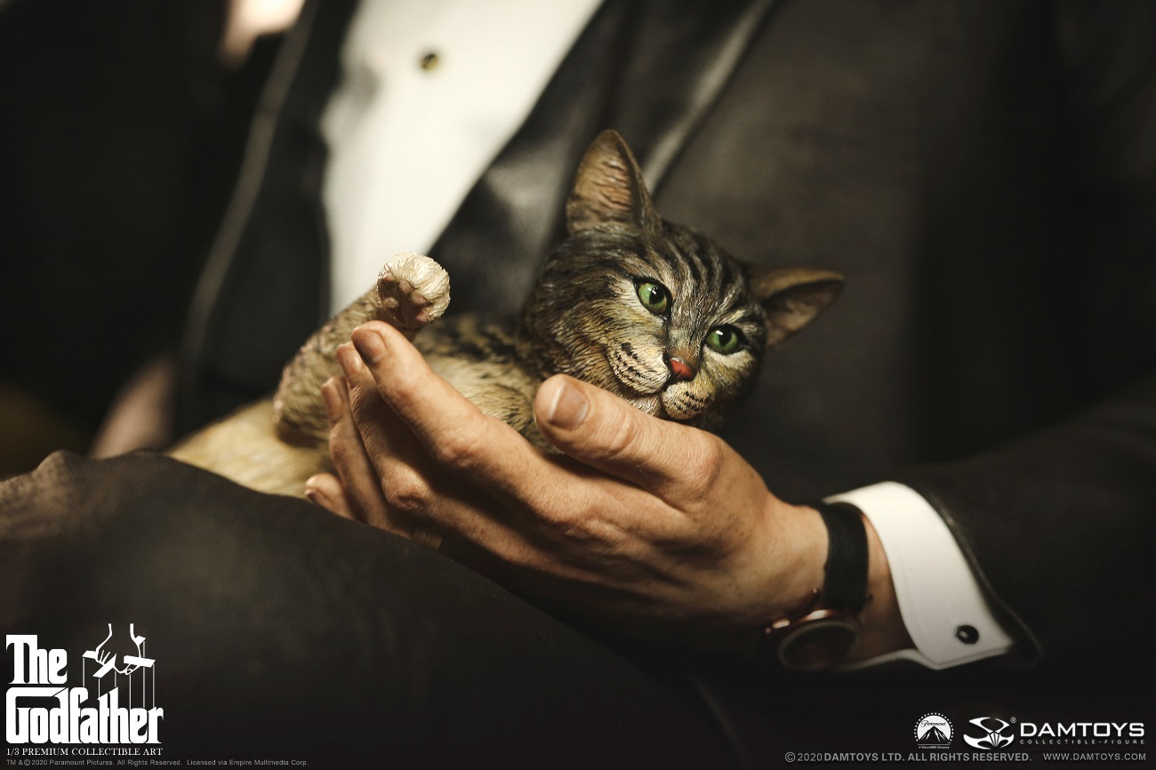 豆魚雷 フランシス フォード コッポラの ゴッドファーザー から 映画序盤のマーロン ブランド演じる ドン ヴィトー コルレオーネの名シーンをダムトイがスタチュー化です 可動フィギュアではあったものの 猫を抱いた スタチューはもしかしたら