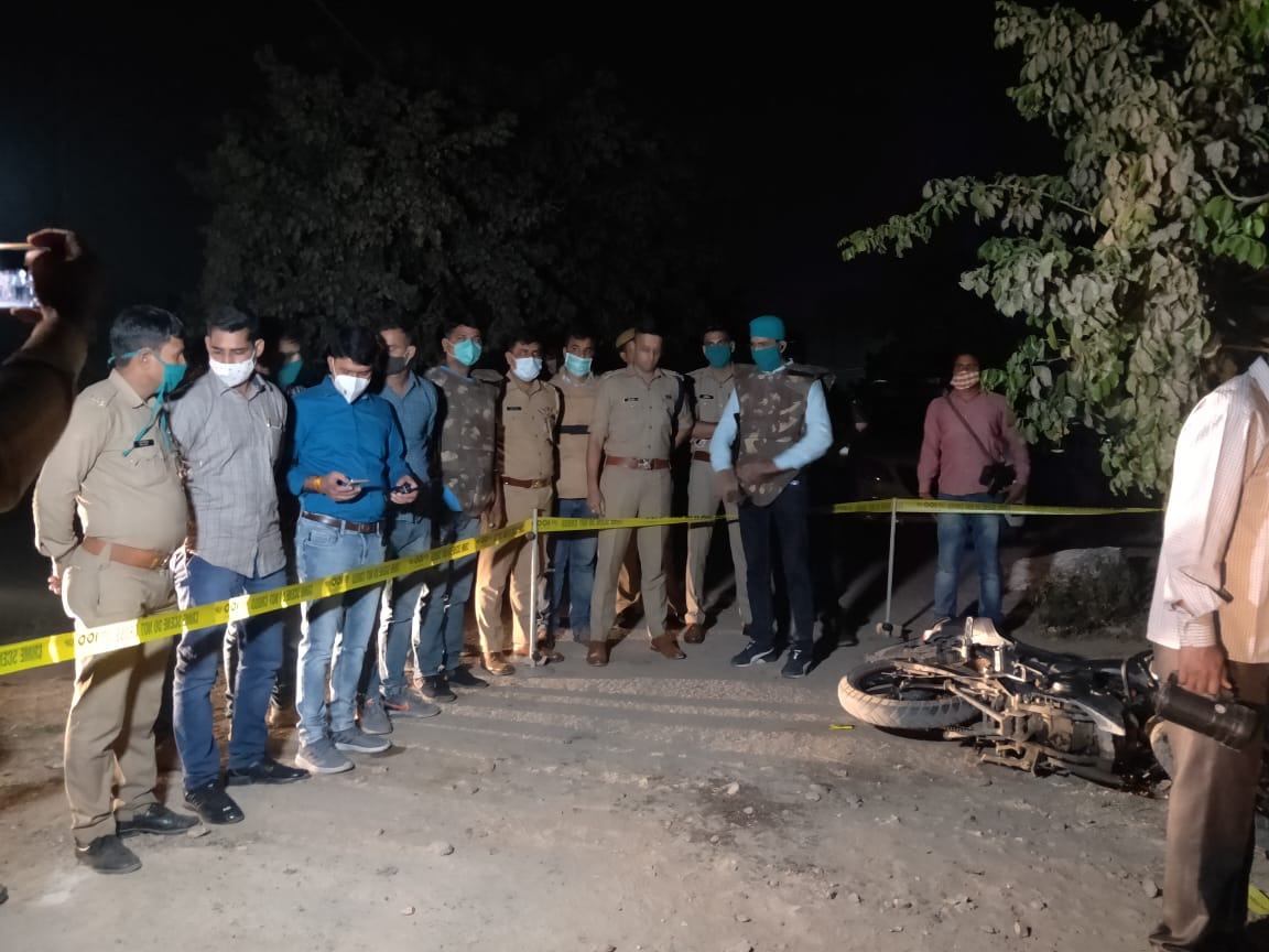 AgraSho's tweet photo. शराब के सेल्स मैन की हत्या करके 6 लाख की लूट करने वाले से पुलिस मुठभेड़ अपराधी हसन अली घायल लुटे रुपये बरामद ।
हसन द्वारा कर्ज चुकाने के लिए एक परिवार के पालनहार सोनू यादव को मौत की नीद सुला दिया गया। सोनू यादव को विनम्र श्रद्धांजलि 
शत शत नमन https://t.co/0bmz8ApRa6