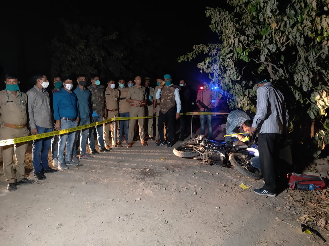 AgraSho's tweet photo. शराब के सेल्स मैन की हत्या करके 6 लाख की लूट करने वाले से पुलिस मुठभेड़ अपराधी हसन अली घायल लुटे रुपये बरामद ।
हसन द्वारा कर्ज चुकाने के लिए एक परिवार के पालनहार सोनू यादव को मौत की नीद सुला दिया गया। सोनू यादव को विनम्र श्रद्धांजलि 
शत शत नमन https://t.co/0bmz8ApRa6