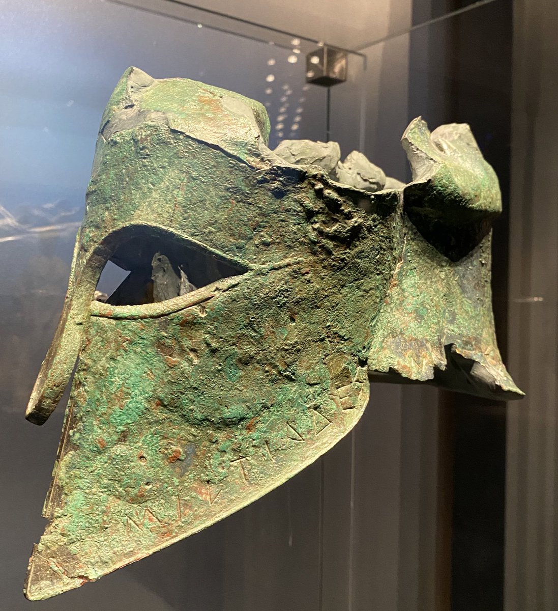 3/8 The exhibition is broken up battle by battle, beginning with Marathon. Welcome loans from other major Greek collections—especially the Archaeological Museum of Olympia—include captured arms & dedicated armor (tentatively) linked to these events! – bei  Εθνικό Αρχαιολογικό Μουσείο